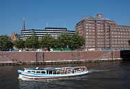 33_47938 Blick ber den Zollkanal Richtung Messberg. Auf dem Kanal fhrt eine Barkasse der Hamburger Hafenrundfahrt mit Touristen an Bord. In der Bildmitte das Chilehaus, dahinter der Kirchturm der St. Jacobikirche; rechts das ehemalige Ballinhaus, jetzige Messberghof - am rechten Bildrand ist das Gelnder vom Wandrahmsteg zu erkennen. www.fotos-hamburg.de