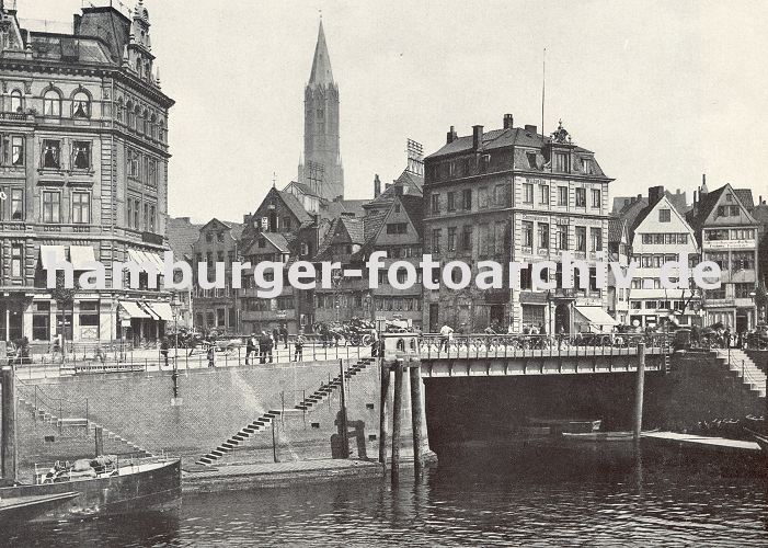 33_47939 Blick ber den Zollkanal Richtung Klingberg und Messberg; im Vordergrund mndet das Klingbergfleet; das Eckhaus lks. steht an der Strasse Dovenfleet. Im Hintergrund der Turm der St. Jacobi Kirche. www.hamburg-bilder.biz