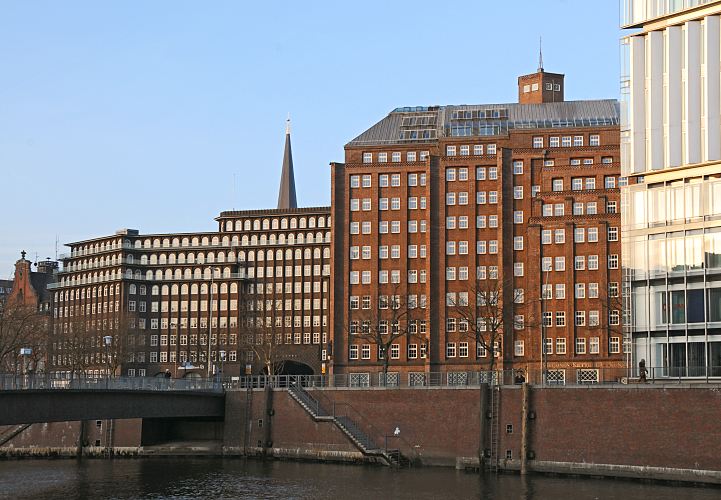 Fotos Hamburger Sehenswrdigkeiten - Bilder der Architektur Hamburgs  33_47940 Blick ber den Zollkanal Richtung Messberg, lks. die Wandrahmsbrcke.  Dahinter das Chilehaus und der Kirchturm der St. Jacobi Kirche - in der Mitte der Messberghof und ganz rechts ein Ausschnitt der modernen Glasarchitektur des Deichtor-Centers. www.fotograf-hamburg.de