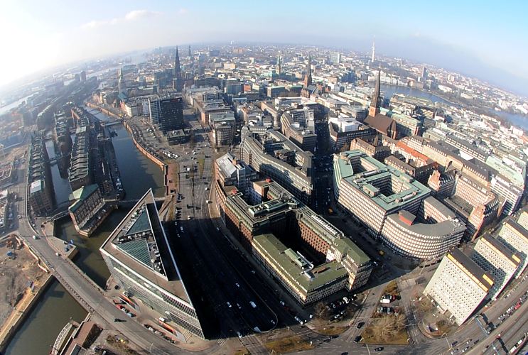 Luftbild von Hamburg - Blick ber das Kontorhausviertel und die Hamburger Innenstadt. --- 33_47941 Luftfoto von Hamburg - im Vordergrund das Kontorhausviertel, dahinter die Innnenstadt Hamburgs mit den Kirchtrmen der Hamburger Hauptkirchen und dem Rathaus. Links der Zollkanal und die Speicherstadt, im Hintergrund die Elbe.  www.fotograf-hamburg.de