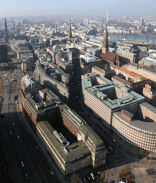 Luftbild Hamburg Innenstadt, Kontorhausviertel Kirchen -- 33_47945 Luftbild vom Hamburger Kontorhausviertel und der Hamburger Altstadt / Innenstadt; im Vordergrund der Messberghof, dahinter das Chilehaus mit seiner spitz zulaufenden Gebudefront - rechts der Sprinkenhof. In der Bildmitte die St. Jacobikirche (re.) und die St. Petrikirche. www.fotograf-hamburg.de