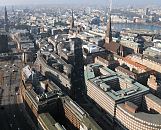 33_47945 Luftbild vom Hamburger Kontorhausviertel und der Hamburger Altstadt / Innenstadt; im Vordergrund der Messberghof, dahinter das Chilehaus mit seiner spitz zulaufenden Gebudefront - rechts der Sprinkenhof. In der Bildmitte die St. Jacobikirche (re.) und die St. Petrikirche. www.fotograf-hamburg.de