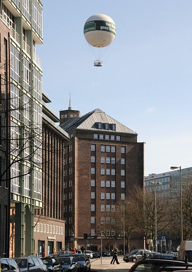 Highflyer -  Ballon ber dem Messberghof  33_47946 Blick aus der Strasse Hopfensack ber den Klingberg und Meberg zum Kontorhaus Meberghof -  der Highflyer, der an Deichtorplatz seine Basis hat fliegt ber dem Brgebude. www.hamburg-fotos.org