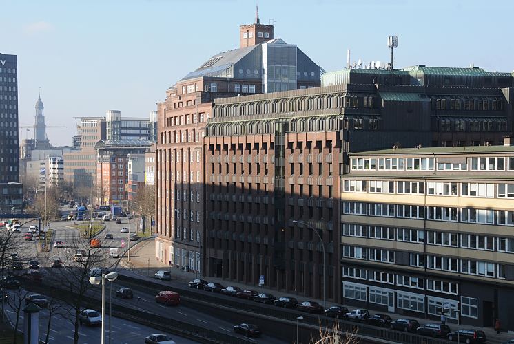 Bilder aus der Hamburger Innenstadt - Willy-Brandt-Strasse, Kontorhaus Messberghof. -- 33_47947 Blick ber die Willy-Brandt-Strasse zum Messberghof; im Hintergrund der Turm der St. Michaeliskirche, dem Hamburger Wahrzeichen. www.hamburg-bilder.org