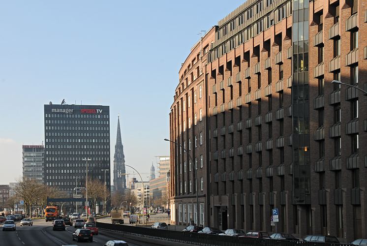 Hamburg Fotos von den Sehenswrdigkeiten der Hansestadt - Kontorhausviertel, Kirchen -- 33_47949 Blick in die Willy-Brandt-Strasseo; rechts der Messberghof und lks. neben dem Spiegel Hochhaus mndet die Strasse Dovenfleet. In der Bildmitte der Turm der Kriegsruine der St. Nikolaikirche, der als Mahnmal gegen den Krieg stehen geblieben ist;rechts daneben der Turm mit der runden Kuppel vom Hamburger Michel. www.hamburg-fotos.org