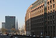 33_47949 Blick in die Willy-Brandt-Strasse; rechts der Messberghof und lks. neben dem Spiegel Hochhaus mndet die Strasse Dovenfleet. In der Bildmitte der Turm der Kriegsruine der St. Nikolaikirche, der als Mahnmal gegen den Krieg stehen geblieben ist; rechts daneben der Turm mit der runden Kuppel vom Hamburger Michel. www.hamburg-fotos.org