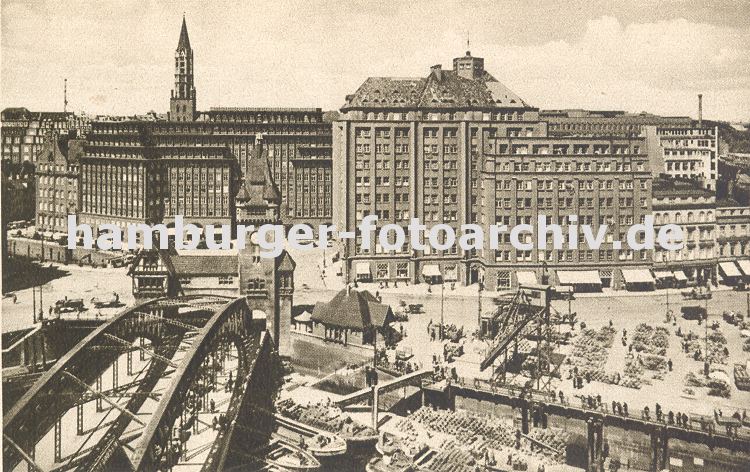 Fotos der historischen Architektur Hamburgs - Kontorhuser im Kontorhausviertel.  33_47956 Blick ber den Zollkanal Richtung Messberg, lks. die Wandrahmbrcke. Dahinter das Chilehaus und der Kirchturm der St. Jacobi Kirche - am Kai des Oberhafens haben Khne fest gemacht, die mit Obst und Gemse fr den Gemsemarkt auf dem Deichtorgelnde beladen sind.. www.hamburger-fotoarchiv.de