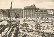 33_47956 Blick ber den Zollkanal Richtung Messberg, lks. die Wandrahmbrcke.Dahinter das Chilehaus und der Kirchturm der St. Jacobi Kirche - am Kai des Oberhafens haben Khne fest gemacht, die mit Obst und Gemse fr den Gemsemarkt auf dem Deichtorgelnde beladen sind.. www.hamburger-fotoarchiv.de