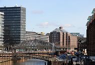 33_47958 Blick ber Zollkanal zum Chilehaus und Messberghof; im Vordergrund die Jungfernbrcke, dahinter die Kornhausbrcke, die zur Strasse Dovenfleet fhrt. Rechts die Giebel der Hamburger Speicherstadt. www.hamburg-fotograf.com