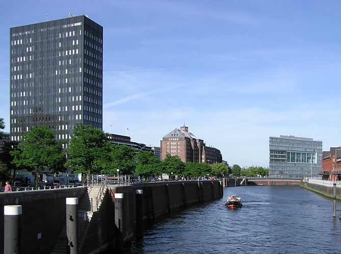 Fotos der unterschiedlichen Hamburger Architektur - Sehenswrdigkeiten  33_47959 Blick ber den Zollkanal auf die unterschiedliche Hamburger Architektur; lks. das ehem. IBM Hochhaus, das von 1963 - 1967 nach dem Entwurf des Architekten Werner Kallmorgen gebaut wurde. Dahinter ist das oberste Stockwerk des vom Architekten Fritz Hger entworfene Chilehaus zu erkennen. In der Bildmitte liegt das 1924 errichtete Kontorhaus Messberghof (vormals Ballinhaus) die Architekten des Klinkergebudes waren Hans und Oskar Gerson. Das moderne Brogebude am Ufer des Zollkanals ist 2002 fertiggestellt und im Bro Bothe, Teherani und Richter entworfen. Ganz rechts ein kleiner Ausschnitt eines Zollgebudes in der um 1888 gebauten Hamburger Speicherstadt. www.fotograf-hamburg.de