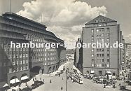 33_47960 Blick auf das Chilehaus und rechts den Messberghof ca. 1930; eine Strassenbahn kommt aus der Strasse Pumpen und steht an der Haltestelle Messberg. Am unteren rechten Bildrand der Vierlnder Brunnen sowie Pferde und Wagen, die den Gemsemarkt am Deichtorplatz beliefert haben. www.hamburger-fotoarchiv.de