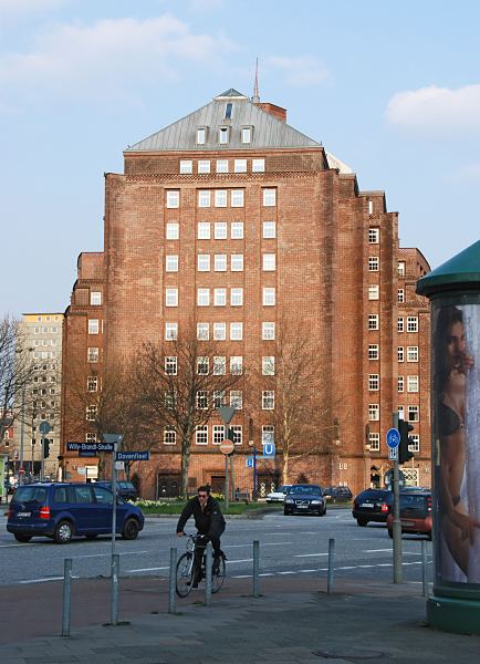 Bilder von der Hamburger Architektur, Messberg  -- 33_47963 Der Messberghof in der Abendsonne - Autoverkehr und Radfahrer auf der Willy-Brandt-Strasse Ecke Dovenfleet.    www.hamburg-fotos.org