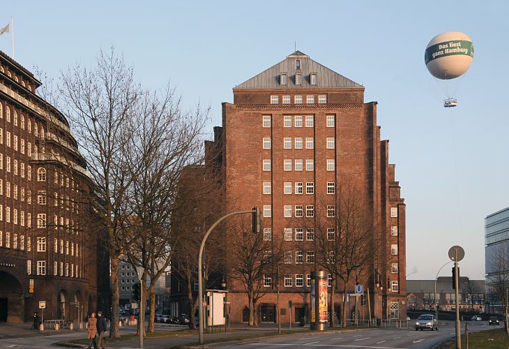 Bilder von der Hamburger Architektur, Messberghof im Kontorhausviertel   33_47964 Der Messberghof in der Abendsonne - lks. das Chilehaus und rechts ein Ausschnitt vom Deichtor-Centers.  www.hamburg-fotos.org