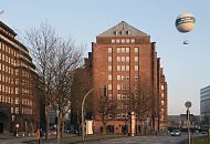 33_47964 Der Messberghof in der Abendsonne - lks. das Chilehaus und rechts ein Ausschnitt vom Deichtor-Centers.  www.hamburg-fotos.org