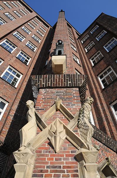 Fotografien von der Architektur Hamburgs  33_479665Bauschmuck an der Fassade vom ehem. Ballinhaus / Messberghof. Das Klinkergebude wurde 1924 errichtet; die Architekten waren Hans und Oskar Gerson - das Brohaus steht seit 1983 unter Denkmalschutz. www.hamburg-fotos.org