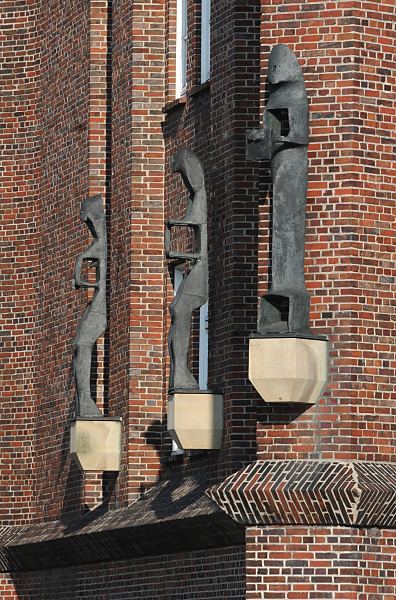 Bilder von der Architektur Hamburgs, Bauplastik  .. 33_479685Bauplastik an der Fassade vom Messberghof. Die Skulpturen wurden 1996/97 von Lothar Fischer angefertigt. www.hamburg-fotos.org