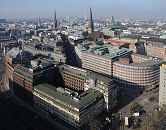 33_47970 Luftfoto von Hamburg - im Vordergrund das Kontorhausviertel - lks. der Messberghof, dahinter das  dahinter das Chilehaus und in der Bildmitte der Sprinkenhof. Ganz lks. der Turm vom Hamburger Rathaus, dann die Kirchen St. Petri und die St. Jacobi.  www.fotograf-hamburg.de