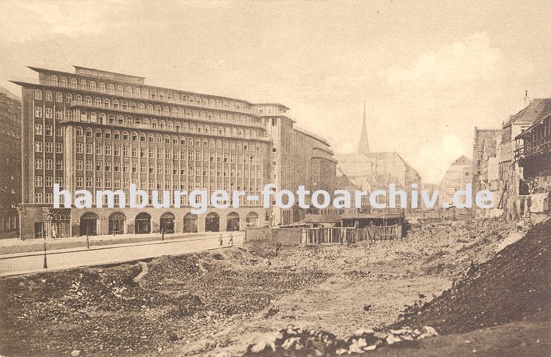 historisches Foto vom Abriss der Altstadt Hamburgs - Neubau Kontorhausviertel, Sprinkenhof  33_47972 die historische Bebauung in der Hamburger Altstadt wird abgerissen, um den geplanten Kontorhusern Platz zu schaffen. Im Vordergrund das Areal auf dem der Sprinkenhof errichtet wird - das Chilehaus wurde schon 1924 fertig gestellt. Im Hintergrund Wohnhuser, die bald abgerissen werden.  www.hamburger-fotoarchiv.de