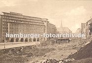 33_47972 die historische Bebauung in der Hamburger Altstadt wird abgerissen, um den geplanten Kontorhusern Platz zu schaffen. Im Vordergrund das Areal auf dem der Sprinkenhof errichtet wird - das Chilehaus wurde schon 1924 fertig gestellt. Im Hintergrund Wohnhuser, die bald abgerissen werden.  www.hamburger-fotoarchiv.de