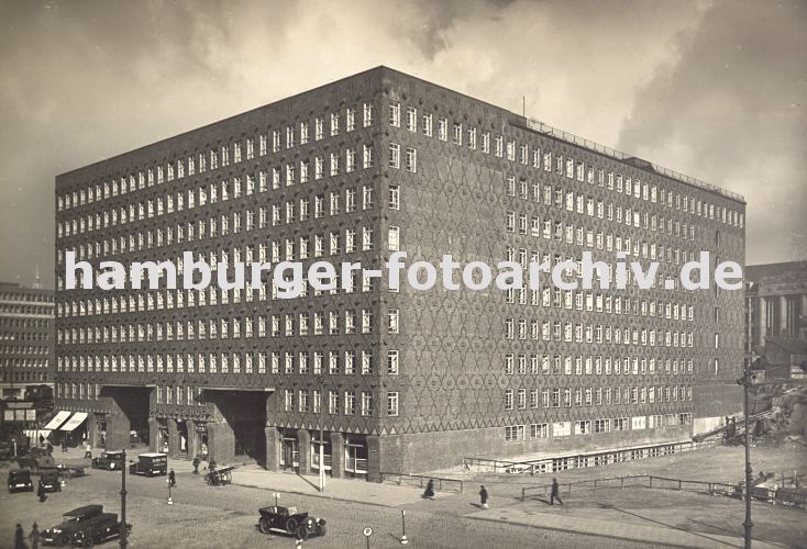 historisches Bild Foto von den Hamburger Kontorhusern Sprinkenhof  -- 33_47973 Blick ber die Burchardstrasse ca. 1930, der erste Bauabschnitt vom Sprinkenhof ist fertig. Rechts im Hintergrund werden noch Huser des ehemaligen Gngeviertels abgerissen, das Gebude mit den Sulen liegt an der Steinstrasse. www.hamburg-bilder.biz