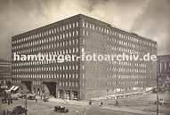 33_47973 Blick ber die Burchardstrasse ca. 1930, der erste Bauabschnitt vom Sprinkenhof ist fertig. Rechts im Hintergrund werden noch Huser des ehemaligen Gngeviertels abgerissen, das Gebude mit den Sulen liegt an der Steinstrasse. www.hamburg-bilder.biz