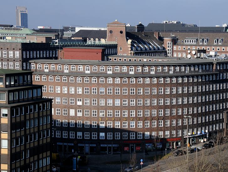 Foto vom Hamburger Kontorhaus Sprinkenhof; Backstein-Architektur  33_47974 Blick zur runden Ecke vom Sprinkenhof Buchardstrasse / Johanniswall; im Hintergrund einer der hohen Blendgiebel des Bartholomayhauses. www.hamburg-fotografie.de