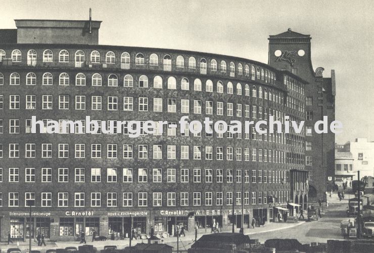 historische Architekturfotografie aus dem Hamburger Kontorhausviertel - Sprinkenhof;  33_47975 altes Architekturfoto von der runden Ecke des Hamburger Kontorhauses Sprinkenhof Buchardstrasse / Johanniswall; im Hintergrund einer der hohen Blendgiebel des Bartholomayhauses. www.hamburg-fotos.biz