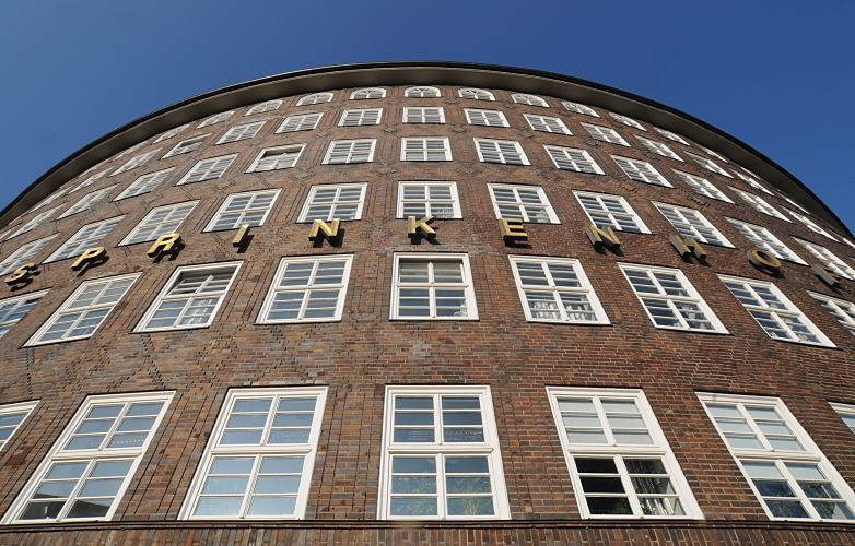 Bilder der Architektur Hamburgs - Fotografie der Klinkerfassade vom Sprinkenhof.  33_47977 Architekturbild von der runden Ecke des Hamburger Kontorhauses Sprinkenhof Buchardstrasse / Johanniswall; in Goldbuchstaben steht der Name SPRINKENHOF an der Fassade des Brogebudes.