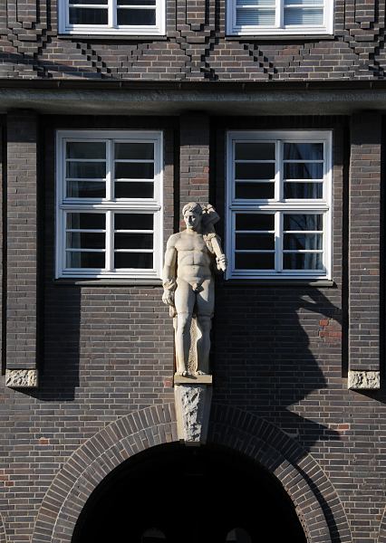 Fotos Hamburger Architektur  Bauschmuck Skulptur  33_47979 Skulptur ber dem Eingang am Johanniswall / Innenbehrde des Kontorhauses Sprinkenhof. www.hamburg- fotograf.com