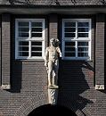 33_47979 Skulptur ber dem Eingang am Johanniswall / Innenbehrde des Kontorhauses Sprinkenhof. www.hamburg- fotograf.com