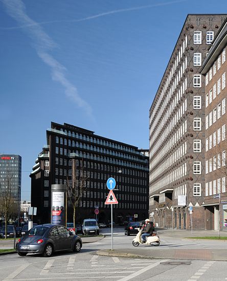 Fotografie Architektur Hamburg - Kontorhuser  33_478063 Blick in die Burchardstrasse - im Bildzentrum das Chilehaus, rechts der Sprinkenhof. www.hamburg-fotograf.com