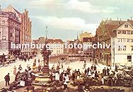 33_47981 Blick ber den Gemsemarkt auf dem Hamburger Messberg ca. 1885; der dortig Markt war einer der grossen Marktpltze Hamburgs. Auf ihm verkauften die Bauern aus den Vierlanden und Marschlanden ihre Produkte wie Milch, Butter, Eier und Kse oder Kohl Gemse, Obst und Blumen. 1878 wurde auf dem Marktplatz der Vierlnder Brunnen aufgestellt, der jetzt am Hopfenmarkt steht. Im Hintergrund die Kaimauern vom Klingbergfleet und Fachwerkhuser am Klingberg und Hopfensack. www.hamburger-fotoarchiv.de