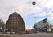 33_47984 Blick in die Willy - Brandt- Strasse; flks. der Messberg und der Messberghof, in der Bildmitte im Hintergrund die Hallen vom ehem. Gemsemarkt am Deichtor und rechts die moderne Architektur des Brogebudes Deichtorcenter.  www.fotograf-hamburg.de