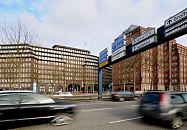 33_47986 Autoverkehr auf der Willy - Brandt- Strasse; grosse Strassenschilder weisen den Wege zur Autobahn und zu anderen Zielen in Hamburg. Hinter der sechspurigen Strasse liegt der Messberg und die Kontorhuser Messberghof und Chilehaus. www.fotograf-hamburg.de