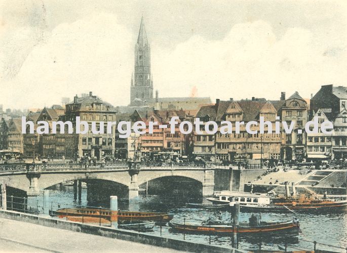 alte Hamburg Fotos - Geschichte der Architektur der Hansestadt in Bildern  33_47987 Blick auf die Wandrahmbrcke aus Stein mit den drei Bgen, die den Zollkanal berqueren; ein Schlepper zieht einen Kahn, Barkassen liegen an der Kaimauer beim Messberg. IN der Mitte ragt der Kirchturm der St. Jacobikirche ber die Dcher der Hamburger Altstadt. www.hamburg-bilder.biz