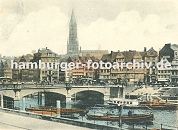 33_47987 Blick auf die Wandrahmbrcke aus Stein mit den drei Bgen, die den Zollkanal berqueren; ein Schlepper zieht einen Kahn, Barkassen liegen an der Kaimauer beim Messberg. IN der Mitte ragt der Kirchturm der St. Jacobikirche ber die Dcher der Hamburger Altstadt. www.hamburg-bilder.biz