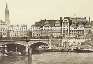 33_47989 Blick auf die Wandrahmbrcke und den Zollkanal; der Raddampfer MAIBLUME liegt am Kai und auch die Barkasse Tatenberg hat dort fest gemacht - davor mit Krben beladene Schuten. Links der Kirchturm der St. Jacobikirche hinter der historischen Architektur der Hamburger Altstadt. www.hamburg-bilder.biz