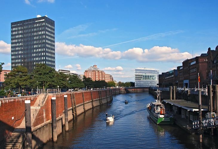 Hamburger Architektur Fotografien - Zollkanal, Speicherstadt + Hochhaus, Brogebude   33_47990 Blick von der Kornhausbrcke ber den Zollkanal zur Wandrahmbrcke; rechts das Deichtorcenter und lks. davon der Meberg mit dem Kontorhaus Messberghof, daneben ist das Dach vom Chilehaus erkennen. Das ehem. IBM Hochhaus lks wurde 1963 - 1967 nach dem Entwurf des Architekten Werner Kallmorgen gebaut; jetzt nutzt das Nachrichtenmagazin Der SPIEGEL das Hochhaus. Rechts ein historischer Zollanleger mit Zollboot des Hamburger Zollmuseums und Gebude der Hamburger Speicherstadt.  www.fotograf-hamburg.de