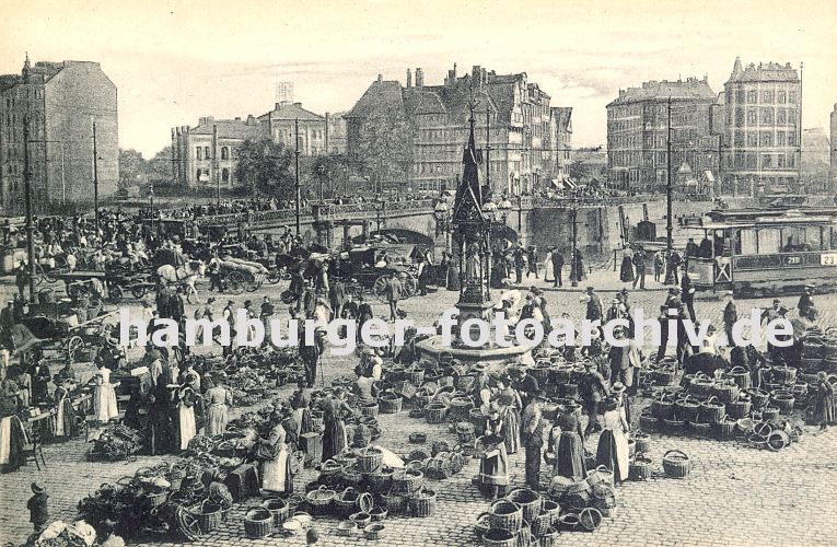 Alte Hamburg Bilder Bauernmarkt auf dem Messberg historische Bebauung Speicherstadt  33_47991 Die Marktfrauen haben auf dem Messberg ihre Waren in Krben aufgestellt - dort verkauften die Bauern aus den Vierlanden und Marschlanden ihre Produkte wie Milch, Butter, Eier und Kse oder Kohl Gemse, Obst und Blumen. 1878 wurde auf dem Marktplatz der Vierlnder Brunnen aufgestellt, der jetzt am Hopfenmarkt steht. Dicht gedrngt gehen die Passanten ber die Wandrahmbrcke; die historischen Huser zeigen die Bebauung bevor die Speicherstadt auch dort gebaut wurde.  www.hamburg-bilder.biz