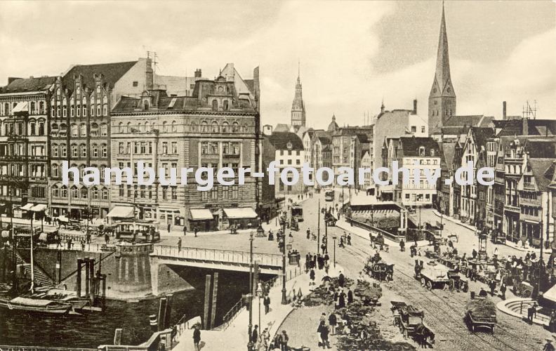 alte Fotografie von der Altstadt Hamburgs - Messberg, Dovenfleet, Klingberg.  33_47993 Hamburgs historische Architektur am Messberg, rechts der Vierlnder Brunnen. Eine Strassenbahn fhrt im Dovenfleet; eine Treppe fhrt hinter zum Anleger des Zollkanals, Boote haben dort festgemacht. Rechts die Huser am Klingberg, dahinter der Turm der St. Jacobikirche und vom Hamburger Rathaus. www.hamburg-bilder.biz