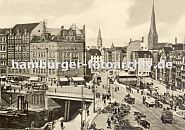 33_47993 Hamburgs historische Architektur am Messberg, rechts der Vierlnder Brunnen. Eine Strassenbahn fhrt im Dovenfleet; eine Treppe fhrt hinter zum Anleger des Zollkanals, Boote haben dort festgemacht. Rechts die Huser am Klingberg, dahinter der Turm der St. Jacobikirche und vom Hamburger Rathaus. www.hamburg-bilder.biz