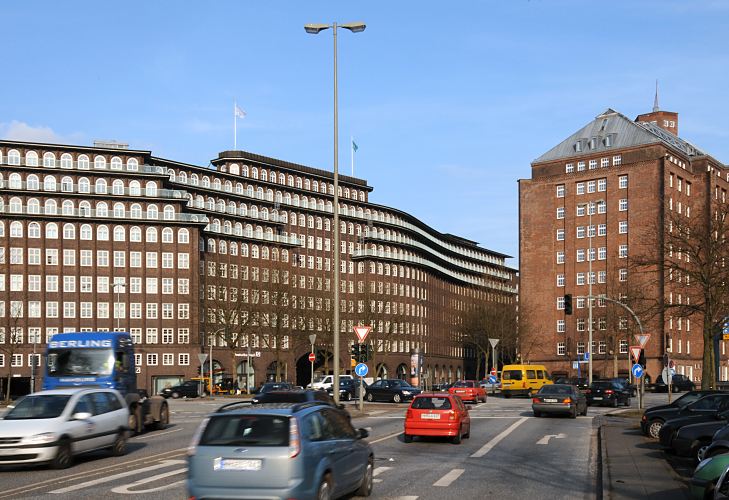 33_47994 Blick von der Strasse Dovenfleet ber die Willy-Brandt-Strasse zum Messberg - rechts der . Messberghof und lks. das Chilehaus. www.fotograf-hamburg.de  Fotografie vom Hamburger Kontorhausviertel - Messberghof und Chilehaus