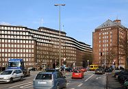 33_47994 Blick von der Strasse Dovenfleet ber die Willy-Brandt-Strasse zum Messberg - rechts der . Messberghof und lks. das Chilehaus. www.fotograf-hamburg.de