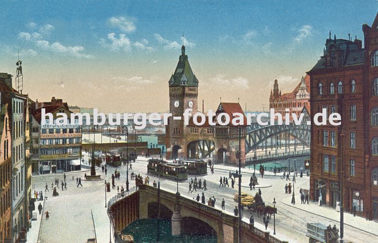 Fotos von der Architektur und Geschichte Hamburgs - Strassenbahnen am Messberg.  33_47995 Blick vom Klingberg zum Messberg; unten ein Ausschnitt vom Klingbergfleet. Mehrere Strassenbahnen fahren vor dem hohen Portal der Wandrahmsbrcke,e die ber den Zollkanal rzum Hamburger Freihafen und Speicherstadt fhrt. www.hamburg-bilder.biz