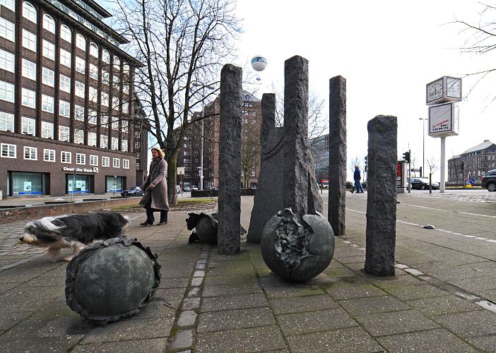 Fotografien aus der Hamburger City - Hamburgs Sehenswrdigkeiten, Kontorhuser  33_47996 Kunst im ffentlichen Raum beim Messberg; links das Chilehaus vund in der Bildmitte der Messberghof. Ganz rechts ein Gebude der Hamburger Speicherstadt fhrt. www.fotograf-hamburg.de