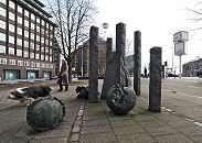 33_47996 Kunst im ffentlichen Raum beim Messberg; links das Chilehaus vund in der Bildmitte der Messberghof. Ganz rechts ein Gebude der Hamburger Speicherstadt fauf der anderen Seite des Zollkanals. www.fotograf-hamburg.de