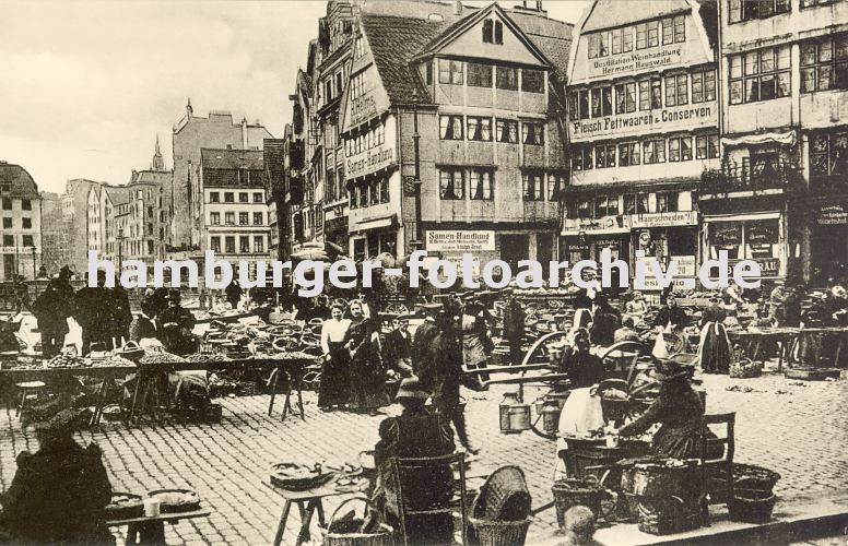 Hamburgensie vom Markt am Meberg - historisches Foto, Marktfrauen, Marktstnde + Krbe  33_47997 Markt auf dem Hamburger Meberg; Marktfrauen haben ihre Marktstnde aufgebaut und verkaufen ihre Waren - leere Krbe sind gestapelt, eine Milchkarre wird mit den Milchkannen ber das Kopfsteinpflaster geschoben. Der Bauernmarkt auf dem Messberg war einer der grossen Marktpltze Hamburgs. Auf ihm verkauften die Erzeuger aus den Vierlanden und Marschlanden ihre Produkte wie Milch, Butter, Eier und Kse oder Kohl Gemse, Obst und Blumen. Im Hintergrund das Gelnder vom Klingbergfleet und Fachwerkhuser am Klingberg..www.hamburg-bilder.biz