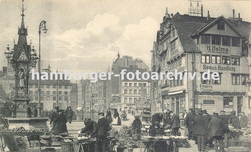 historisches Bild vom Bauernmarkt auf dem Messberg - Vierlnder Brunnen, Marktstnde  33_47999 Blick ber den Gemsemarkt auf dem Hamburger Messberg ca. 1885; der dortig Markt war einer der grossen Marktpltze Hamburgs. Auf ihm verkauften die Bauern aus den Vierlanden und Marschlanden ihre Produkte wie Milch, Butter, Eier und Kse oder Kohl Gemse, Obst und Blumen. 1878 wurde auf dem Marktplatz der Vierlnder Brunnen aufgestellt, der jetzt am Hopfenmarkt steht. Im Hintergrund die Kaimauern vom Klingbergfleet und Fachwerkhuser am Klingberg und Hopfensack. Im Gebude rechts hat eine Samen-Handlung ihren Sitz und auf der Hausfassade im Hintergrund Reklame fr Elbschloss-Bru. www.hamburger-fotoarchiv.de