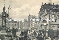 33_47999 Blick ber den Gemsemarkt auf dem Hamburger Messberg ca. 1885; der dortig Markt war einer der grossen Marktpltze Hamburgs. Auf ihm verkauften die Bauern aus den Vierlanden und Marschlanden ihre Produkte wie Milch, Butter, Eier und Kse oder Kohl Gemse, Obst und Blumen. 1878 wurde auf dem Marktplatz der Vierlnder Brunnen aufgestellt, der jetzt am Hopfenmarkt steht. Im Hintergrund die Kaimauern vom Klingbergfleet und Fachwerkhuser am Klingberg und Hopfensack. Im Gebude rechts hat eine Samen-Handlung ihren Sitz und auf der Hausfassade im Hintergrund Reklame fr Elbschloss-Bru. www.hamburger-fotoarchiv.de