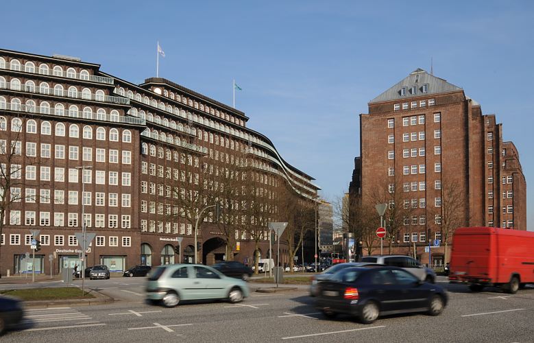 Fotos Hamburger Sehenswrdigkeiten - Blick ber die Willy-Brandt-Strasse, Autoverkehr. 33_48000 Autoverkehr auf der Willy - Brandt- Strasse. Hinter der breiten Verkehrsader Hamburgs liegt der Messberg und die Hamburger Kontorhuser Messberghof und Chilehaus. www.fotograf-hamburg.de